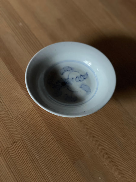 染付唐花4寸反り皿 – 文祥窯 BUNSHO-GAMA